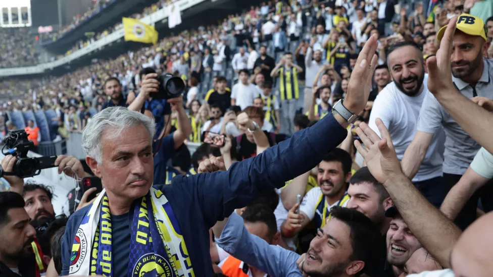 伊斯坦布尔的足球风云再起：穆里尼奥和范布隆克霍斯特的教练对决